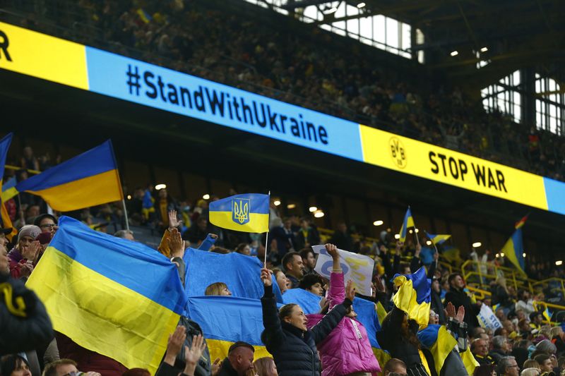 &copy; Reuters. 　サッカーのウクライナ代表チームは５月１１日、ボルシアＭＧ（ドイツ）と親善試合を行うという。ウクライナ・サッカー協会（ＵＡＦ）が２９日、発表した。写真は客席でウクライナ国