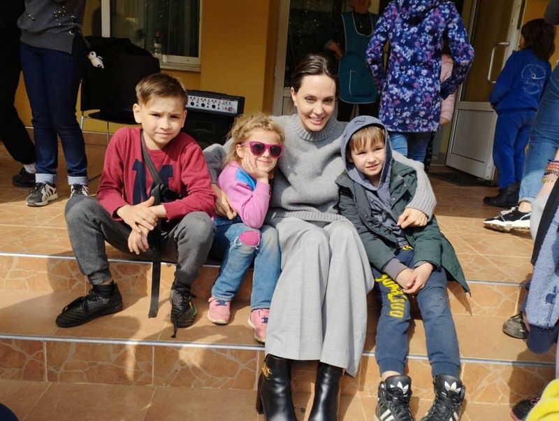 &copy; Reuters. La actriz estadounidense y enviada especial de ACNUR, Angelina Jolie, posa para una foto con niños, mientras continúa el ataque de Rusia contra Ucrania, en Leópolis, Ucrania, el 30 de abril de 2022. Servicio de Prensa de la Administración Estatal Regi