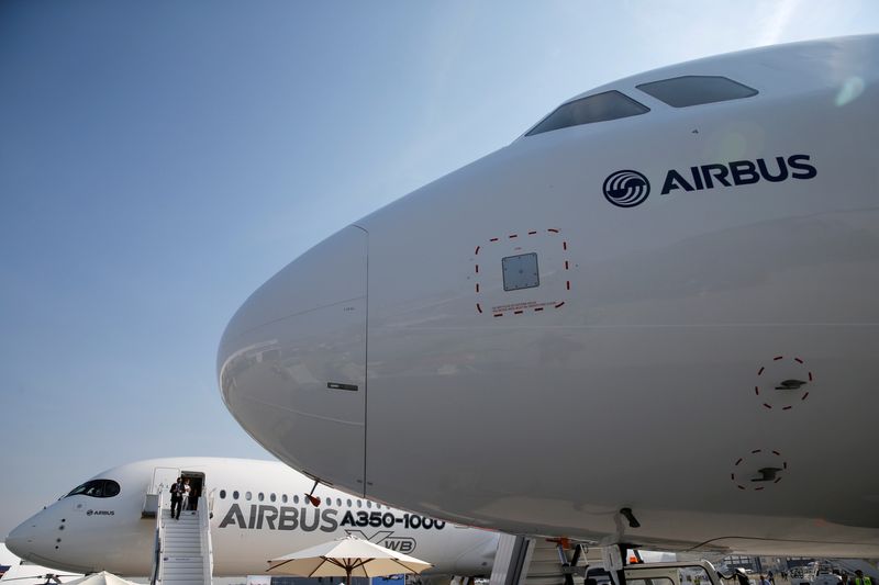 &copy; Reuters. FILE PHOTO: An Airbus A350-1000 Xwb (back) and an Airbus A321neo are seen on static display during the 52nd Paris Air Show at Le Bourget Airport near Paris, France, June 22, 2017. REUTERS/Pascal Rossignol