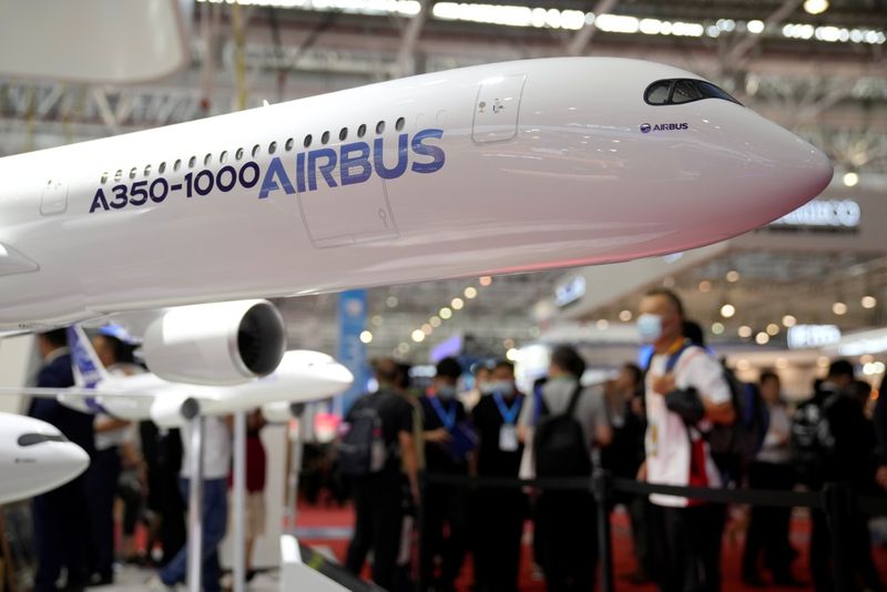 © Reuters. FILE PHOTO: A model of Airbus A350-1000 jetliner is displayed at the China International Aviation and Aerospace Exhibition, or Airshow China, in Zhuhai, Guangdong province, China September 28, 2021. REUTERS/Aly Song