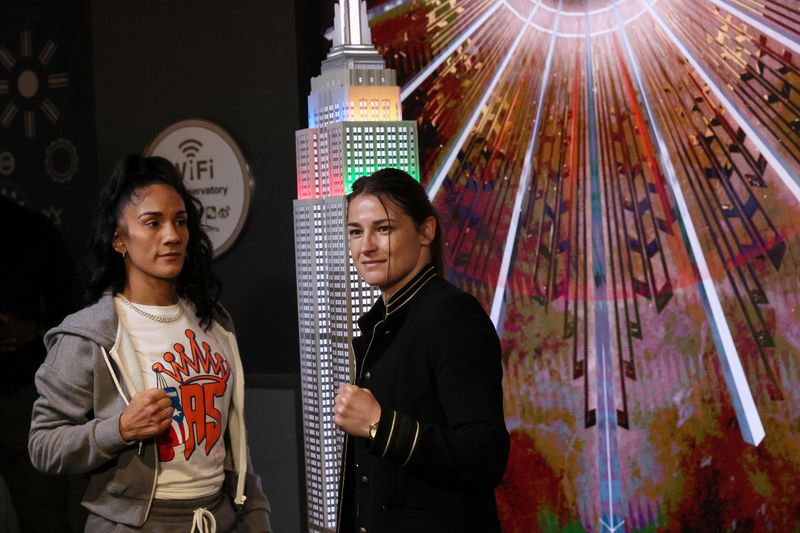 © Reuters. الملاكمة الأيرلندية كاتي تيلور ومنافستها أماندا سيرانو خلال الترويج لنزالهما في نيويورك يوم 26 أبريل نيسان 2022. تصوير: شانون ستابلتون-رويترز.