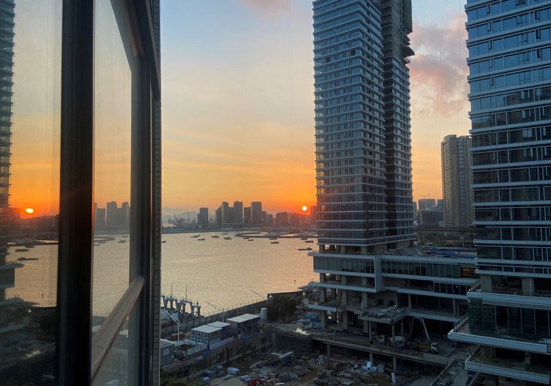 &copy; Reuters. FILE PHOTO: Under-construction apartments are pictured from a building during sunset in the Shekou area of Shenzhen, Guangdong province, China November 7, 2021. REUTERS/David Kirton/File Photo