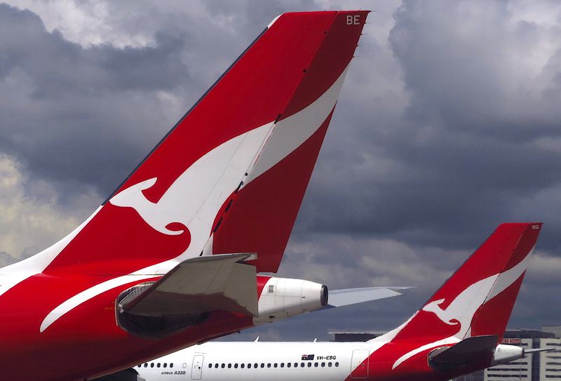 &copy; Reuters. La compagnie australienne Qantas Airways va annoncer lundi une commande d'avions A350-1000 d'Airbus, qui lui permettront d'effectuer des vols sans escales de Sydney à Londres, dans le cadre d'un accord plus large avec l'avionneur européen, a appris Reut