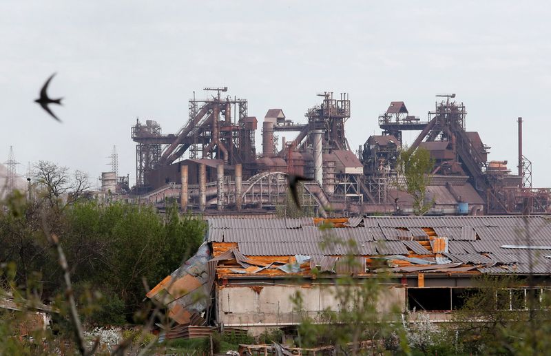 &copy; Reuters. Vue de l'usine métallurgique Azovstal lors du conflit entre l'Ukraine et la Russie dans la ville portuaire du sud de Mariupol, en Ukraine. Deux groupes de civils ont quitté samedi la zone résidentielle autour de l'usine, a déclaré dimanche le minist