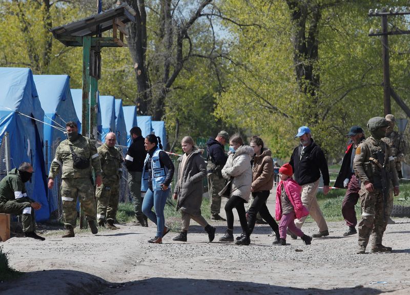 &copy; Reuters. Des civils qui ont quitté la zone proche de l'aciérie Azovstal à Mariupol, accompagnés par du personnel de l'ONU, marchent dans un centre d'hébergement temporaire dans le village de Bezimenne, dans la région de Donetsk, en Ukraine. L'armée russe a 