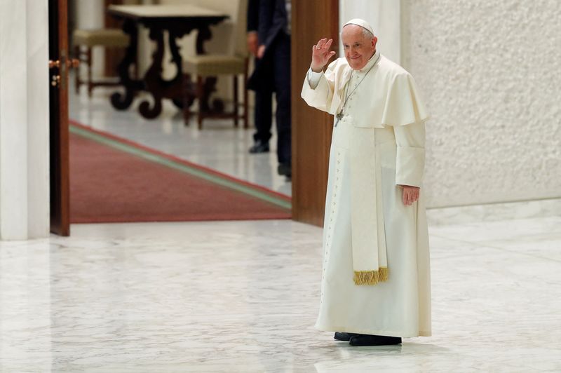 © Reuters. البابا فرنسيس بابا الفاتيكان خلال اجتماع في الفاتيكان يوم السبت. تصوير: ريمو كاسيلي-رويترز.