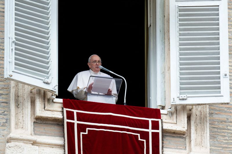 © Reuters. Pope Francis speaks during Regina Caeli prayer, in Saint Peter's Square at the Vatican, May 1, 2022. Vatican Media/­Handout via REUTERS 