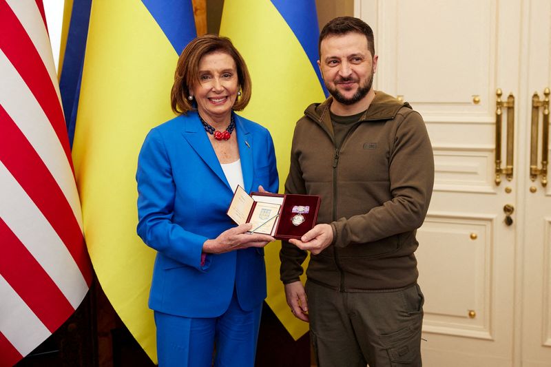 © Reuters. Le président ukrainien Volodimir Zelensky remet à la présidente de la Chambre des représentants américaine Nancy Pelosi la médaille de l'Ordre de la princesse Olga après leur rencontre à Kyiv. La présidente de la Chambre des représentants s'est rendue à Kyiv où elle a assuré Volodimir Zelensky du soutien des Etats-Unis, la Russie affirmant de son côté avoir détruit un stock d'armes occidentales dans le sud du pays. /Photo prise le 30 avril 2022/REUTERS/Ukrainian Presidential Press Service