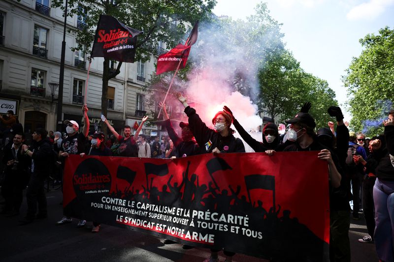 &copy; Reuters. Les traditionnelles manifestations du 1er-mai ont pris dimanche un tour particulièrement politique en France, les opposants de droite comme de gauche au président Emmanuel Macron tentant d'accréditer l'idée d'un "troisième tour" après la présidenti