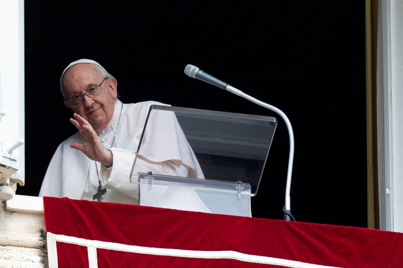 &copy; Reuters. El Papa Francisco saluda durante la oración Regina Caeli, en la Plaza de San Pedro, en El Vaticano, Mayo 1, 2022. Prensa del Vaticano/­Distribuida via REUTERS