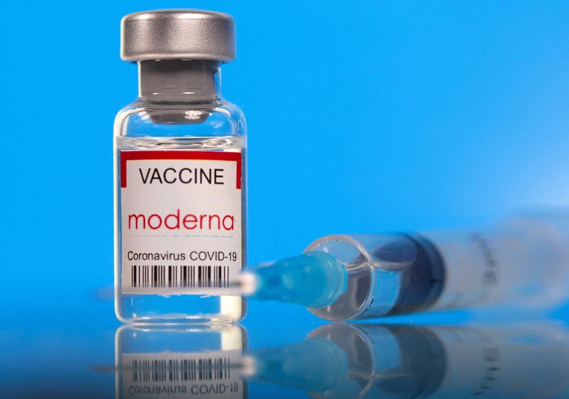 &copy; Reuters. قارورة تحمل شعار موديرنا للقاح المضاد لفيروس كورونا في صورة توضيحية من أرشيف رويترز.
