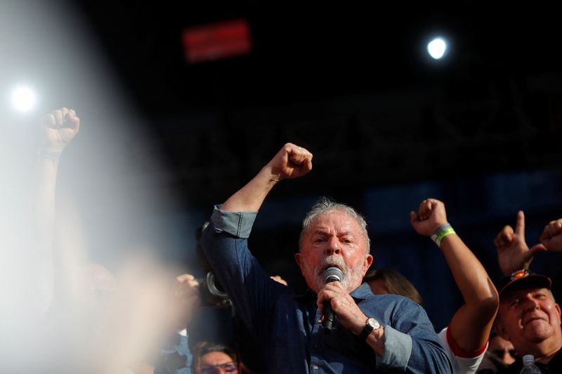 &copy; Reuters. Ex-presidente Luiz Inácio Lula da Silva discursa durante comemoração do Dia do Trabalhador em São Paulo
01/05/2022 REUTERS/Amanda Perobelli