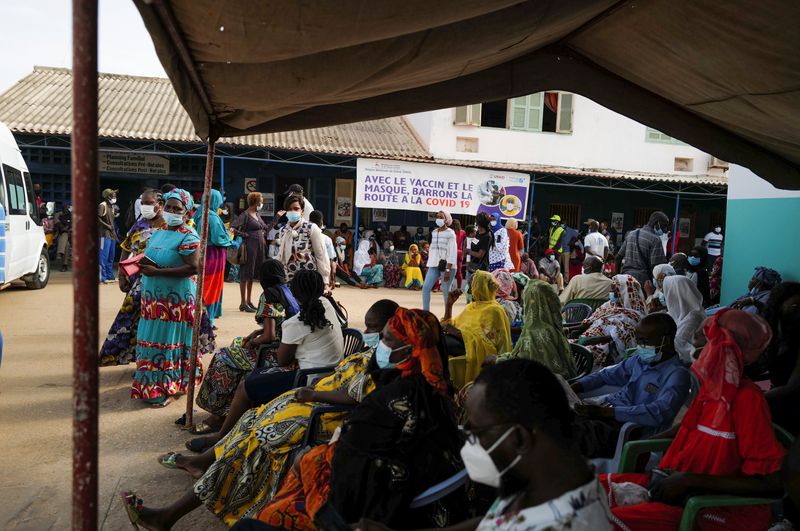 &copy; Reuters. People wait to receive a dose of coronavirus disease (COVID-19) vaccine at  Philippe Senghor Hospital  in Dakar, amid a surge of coronavirus disease (COVID-19) cases in Senegal July 28, 2021.  REUTERS/Zohra Bensemra