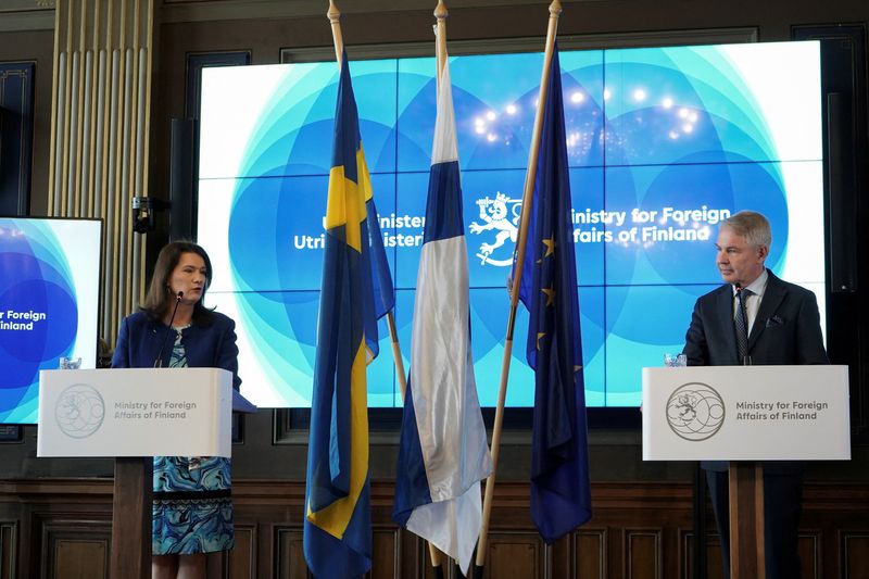 &copy; Reuters. Swedish Foreign Minister Ann Linde and Finnish Foreign Minister Pekka Haavisto attend a news conference, amid Russia's invasion on Ukraine, in Helsinki, Finland April 29, 2022. REUTERS/Essi Lehto