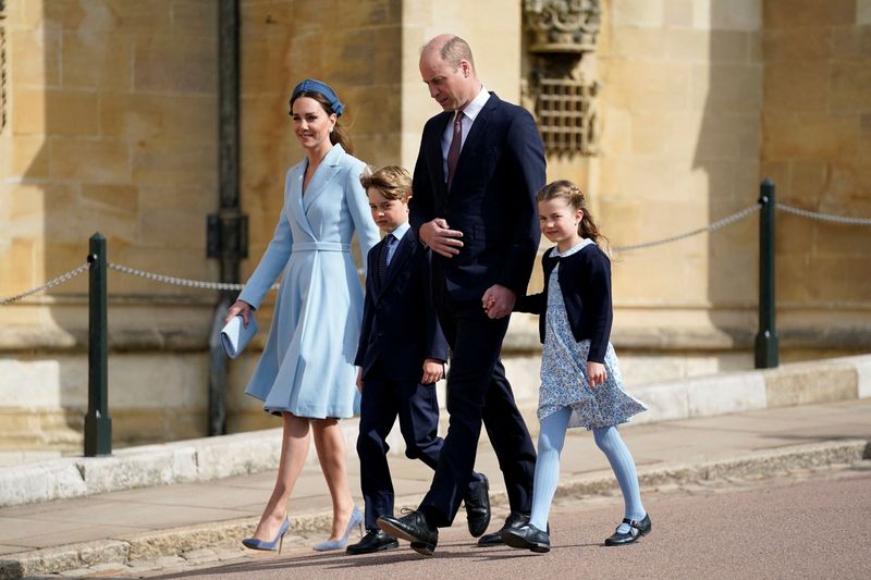 &copy; Reuters. الأمير البريطاني وليام وزوجته كيت وابنتهما الأميرة شارلوت في وندسور يوم 17 أبريل نيسان 2022. صورة لرويترز من ممثل لوكالات الأنباء.