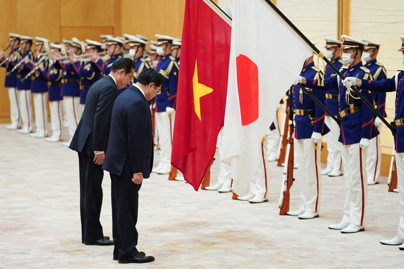 &copy; Reuters. 　ベトナム訪問中の岸田文雄首相（左）は５月１日、日本とベトナムが経済と安全保障面の関係強化で合意した表明した。また、ウクライナ戦争の終結も呼びかけた。２０２１年１１月、都