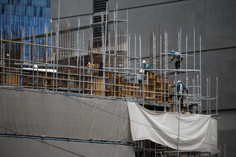 © Reuters. Workers labour on steel frames at a construction site in central Seoul, South Korea, August 29, 2016.  REUTERS/Kim Hong-Ji