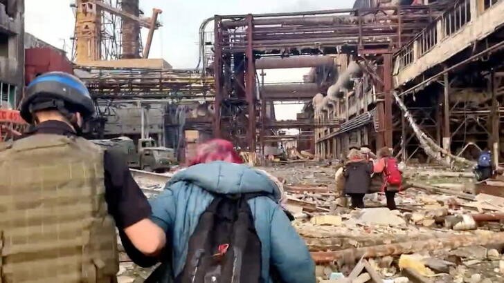 &copy; Reuters. ウクライナのゼレンスキー大統領は、１日に南東部マリウポリのロシア軍に包囲されているアゾフスターリ製鉄所から約１００人の民間人が退避したと明らかにした。写真は、アゾフスタリ