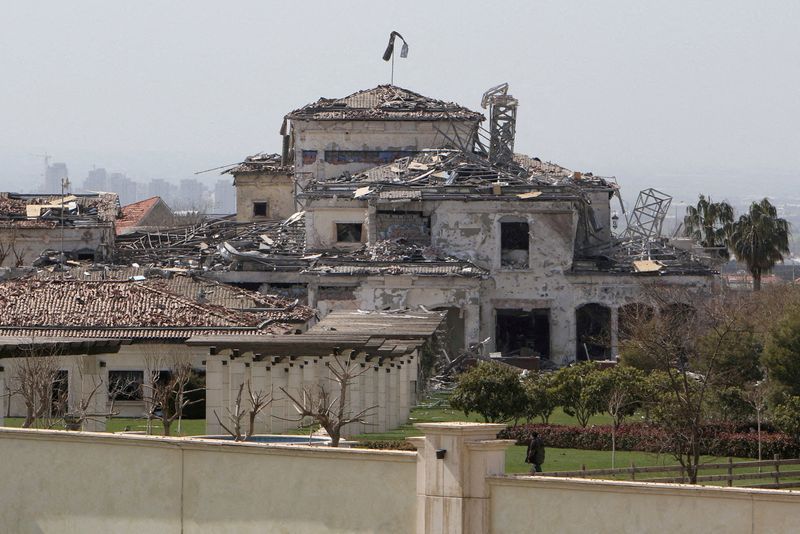 &copy; Reuters. 　イラク治安部隊によると、北部のクルド人自治区、クルディスタン地域のアルビル市で５月１日、石油精製施設がミサイル攻撃を受けた。写真は３月のイランによるミサイル攻撃で破壊さ