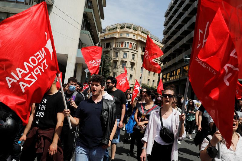 &copy; Reuters. Quelque 10.000 personnes, selon la police, ont défilé dimanche à Athènes, à l'occasion du 1er-Mai, pour protester contre la hausse des prix de l'énergie et de l'alimentation. /Photo prise le 1er mai 2022/REUTERS/Costas Baltas
