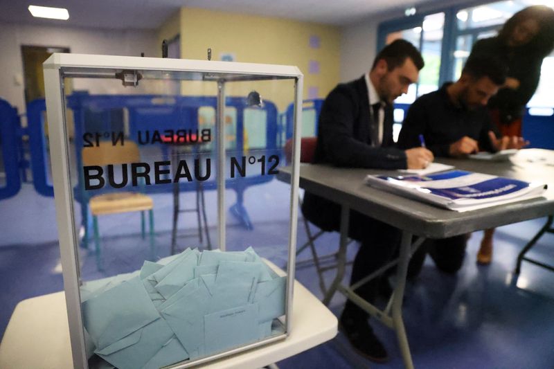 &copy; Reuters. Une urne lors du second tour de l'élection présidentielle française de 2022 dans un bureau de vote à Henin-Beaumont. Europe écologie-Les Verts (EELV) a conclu dans la nuit de dimanche à lundi un accord avec La France insoumise (LFI) pour constituer 