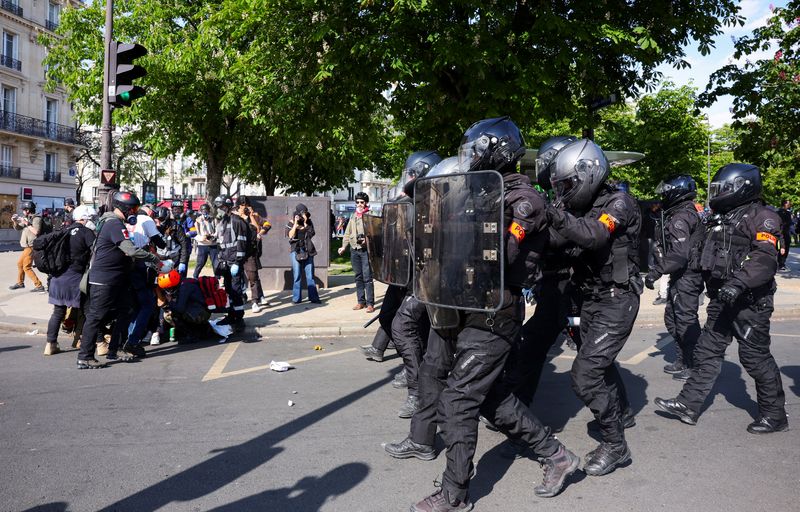 © Reuters. Des CRS se rassemblent lors d'affrontements dans le cadre de la traditionnelle marche syndicale du 1er mai à Paris. Des incidents ont émaillé dimanche les rassemblements du 1er-Mai, principalement à Paris où des pompiers ont été pris à partie et des magasins vandalisés, brouillant les appels au 