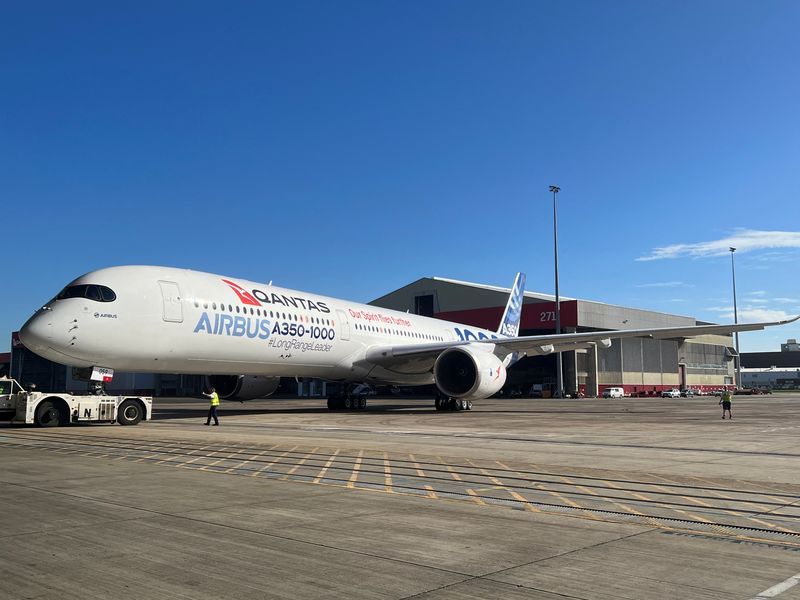 &copy; Reuters. Un avion d'essai Airbus A350-1000 arrive à l'aéroport de Sydney après l'annonce par Qantas d'une commande de ces avions à Sydney. Qantas Airways a annoncé lundi avoir conclu un contrat avec Airbus pour 12 avions A350-1000 capables d'effectuer des vol
