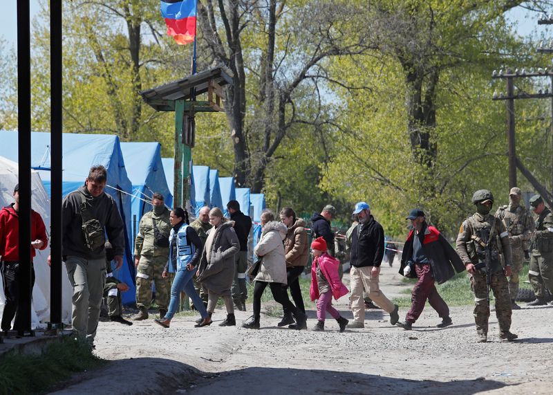 &copy; Reuters. Civiles que huyeron de la zona cerca de la planta de acero Azovstal en Mariúpol caminan acompañados por personal de la ONU en un centro de alojamiento temporal durante el conflicto entre Ucrania y Rusia en el pueblo de Bezimenne en la región de Donetsk
