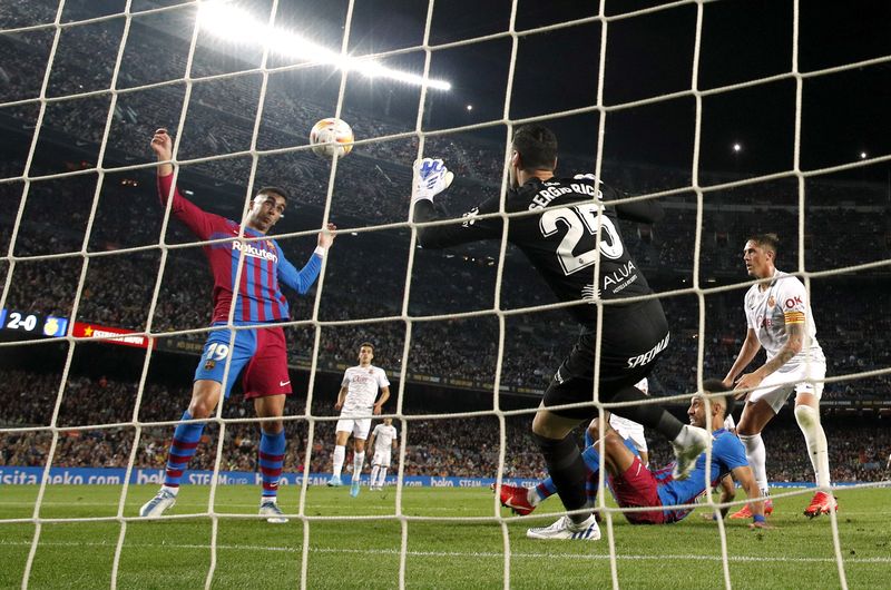 &copy; Reuters. Fútbol - LaLiga - FC Barcelona v RCD Mallorca - Camp Nou, Barcelona, España - 1 de mayo de 2022 Ferran Torres del FC Barcelona remata de cabeza a la portería REUTERS/Albert Gea