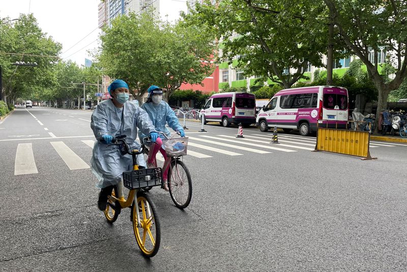 &copy; Reuters. 　５月２日、中国当局は、上海の隔離区域外で新たに５８人の新型コロナウイルス感染者が確認されたと発表した。写真は上海で４月撮影（２０２２年　ロイター／Brenda Goh ）
