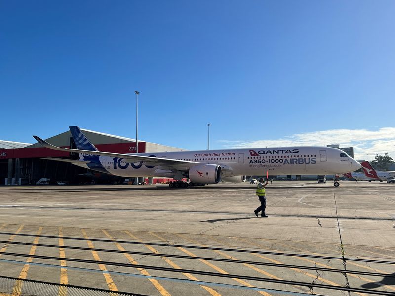 © Reuters. Un avion d'essai Airbus A350-1000 arrive à l'aéroport de Sydney après l'annonce par Qantas d'une commande de ces avions à Sydney. Qantas Airways a annoncé lundi avoir conclu un contrat avec Airbus pour 12 avions A350-1000 capables d'effectuer des vols sans escale entre Sydney et Londres ainsi que 40 autres appareils afin de renouveler sa flotte. /Photo prise le 2 mai 2022/REUTERS/Jamie Freed