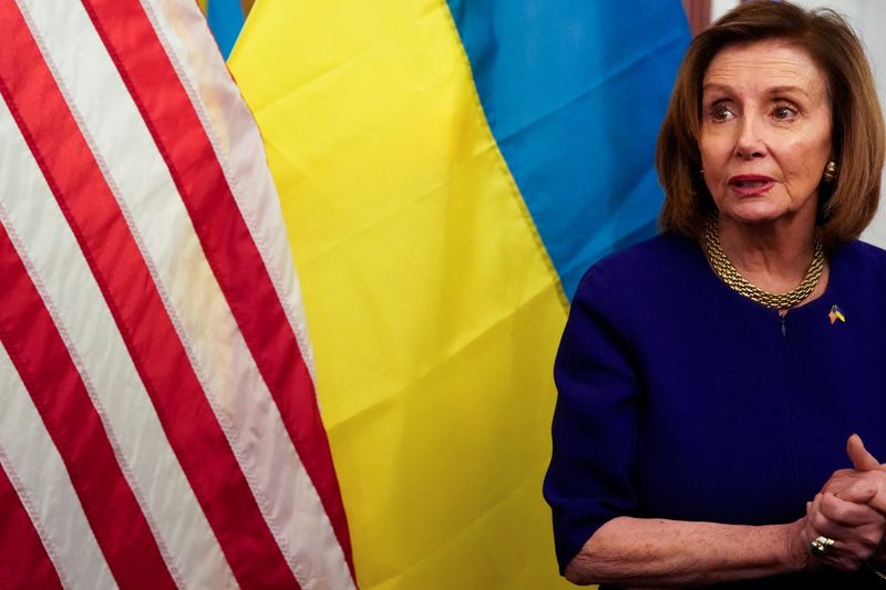 &copy; Reuters. Nancy Pelosi, speaker della Camera dei rappresentanti degli Stati Uniti, davanti alla bandiera statunitense e la bandiera ucraina in una mostra a Washington sull'invasione russa in Ucraina. REUTERS/Elizabeth Frantz