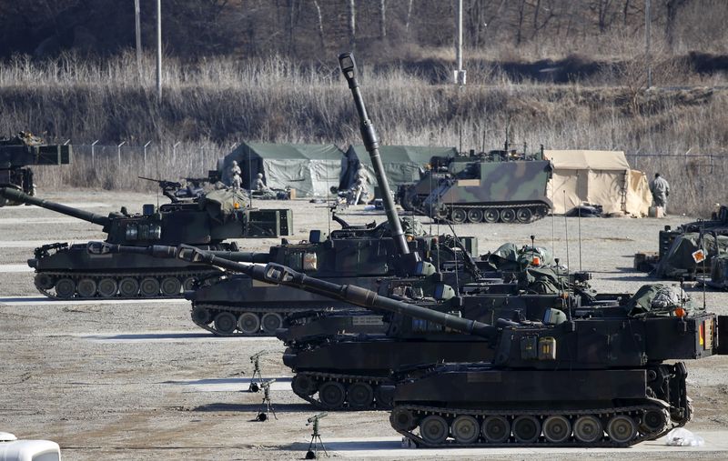 &copy; Reuters. FOTO DE ARCHIVO: Varios sistemas de artillería autopropulsada M109A6 del ejército estadounidense durante unos ejercicios militares llevados a cabo en Pocheon, Corea del Sur, el 10 de marzo de 2016. REUTERS/Kim Hong-Ji
