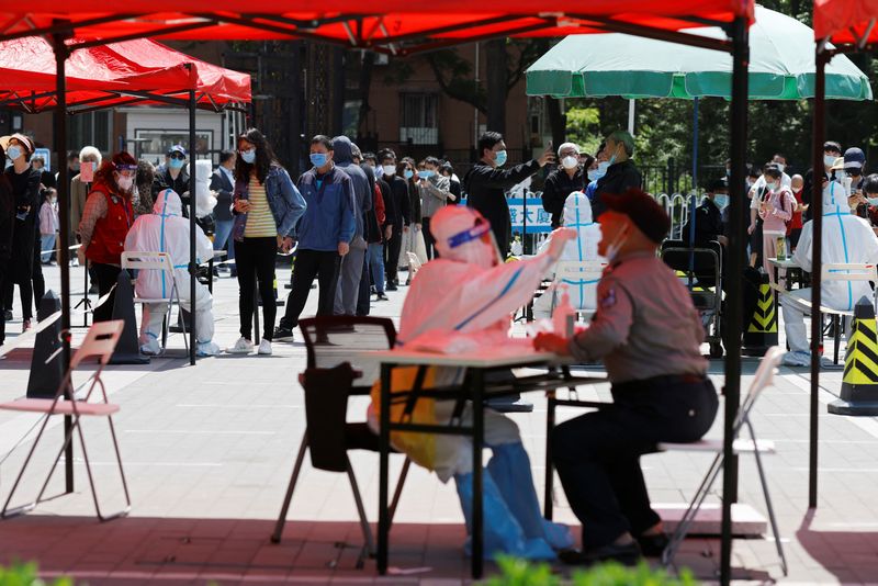 &copy; Reuters. Des personnes font la queue lors d'un test de masse pour la maladie du coronavirus (COVID-19), dans le district de Haidian à Pékin. La capitale commerciale de la Chine, Shanghaï, a subi un revers lundi, les autorités ayant signalé 58 nouveaux cas de 