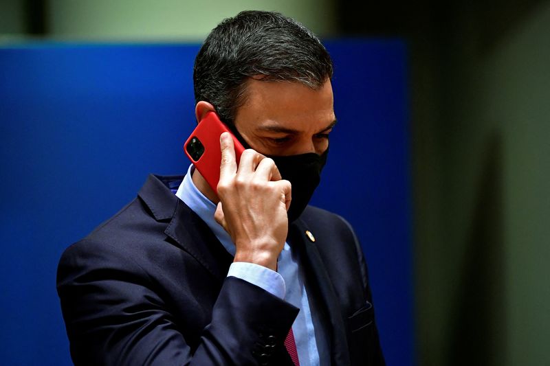 &copy; Reuters. FOTO DE ARCHIVO: El presidente del Gobierno español, Pedro Sánchez, habla por teléfono durante la primera cumbre presencial de la UE desde el brote de la enfermedad del coronavirus (COVID-19), en Bruselas, Bélgica, 20 de julio de 2020. REUTERS/John Th