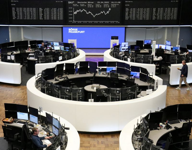 &copy; Reuters. شاشات تعرض بيانات مؤشر داكس الألماني في بورصة فرانفكورت يوم 29 أبريل نيسان 2022. تصوير: رويترز.