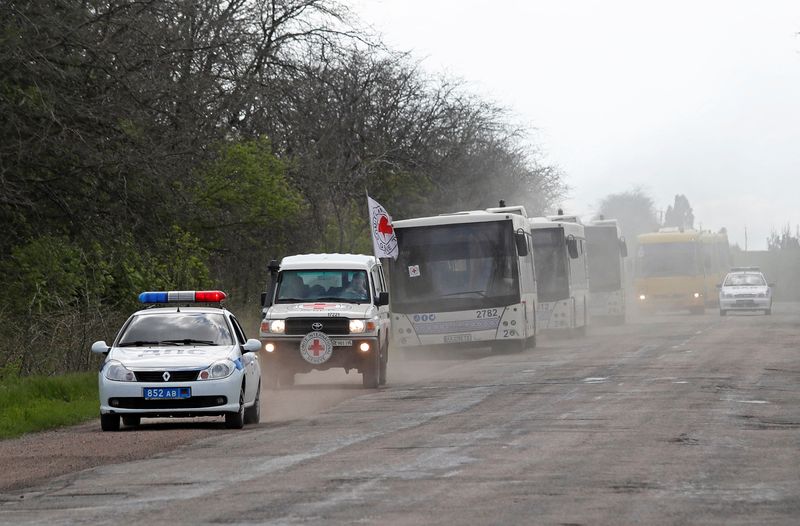 &copy; Reuters. A bus convoy carrying civilians from Mariupol, including evacuees from Azovstal steel plant, is seen on a road on the way to Zaporizhzhia, during Ukraine-Russia conflict in the Donetsk Region, Ukraine May 2, 2022. REUTERS/Alexander Ermochenko