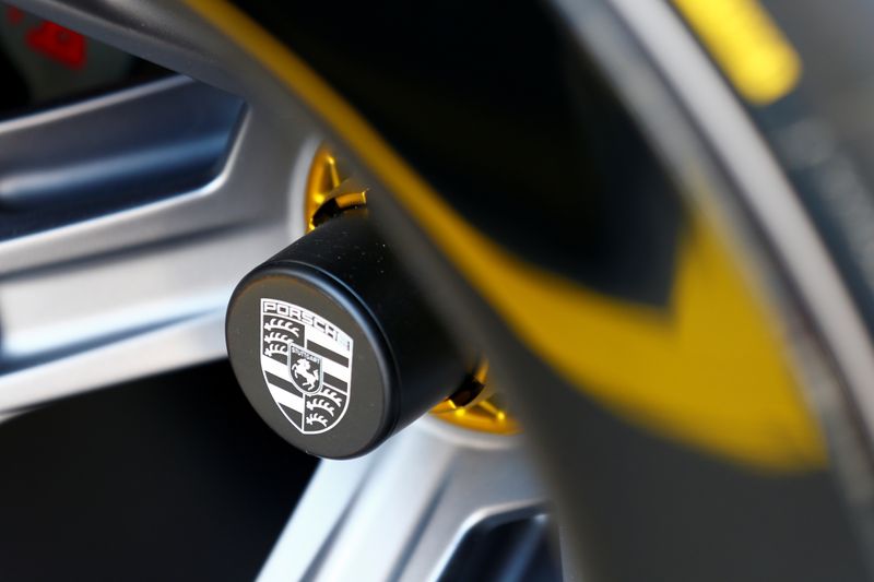 &copy; Reuters. FOTO DE ARCHIVO: El logotipo de Porsche durante el Salón del Automóvil de Múnich, IAA Mobility 2021, en Múnich, Alemania, 8 de septiembre de 2021. REUTERS/Michaela Rehle