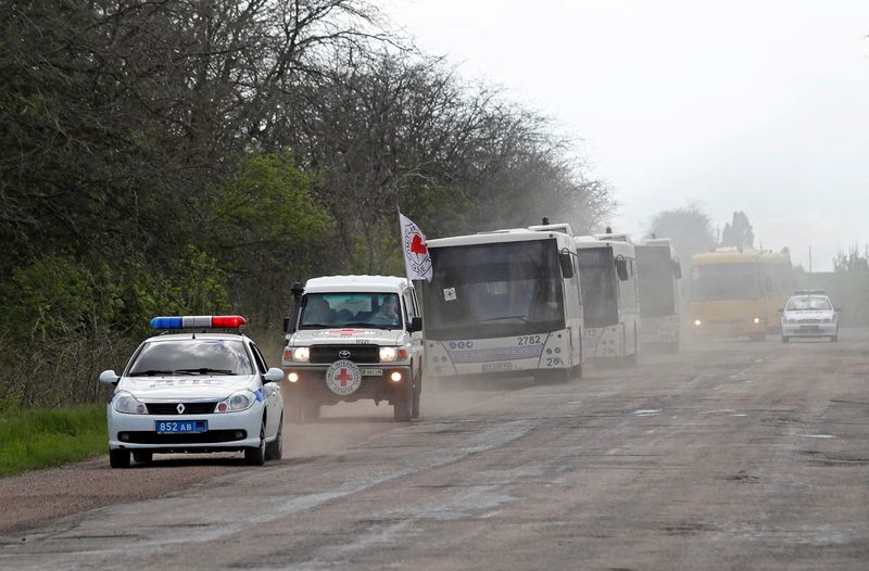 &copy; Reuters. Vue d'un convoi de bus transportant des personnes évacuées de la région de Mariupol sur une route en direction de Zaporizhzhia, dans la région de Donetsk, en Ukraine. Un nouveau convoi d'autocars évacuant des civils de Marioupol, dans le sud-est de l
