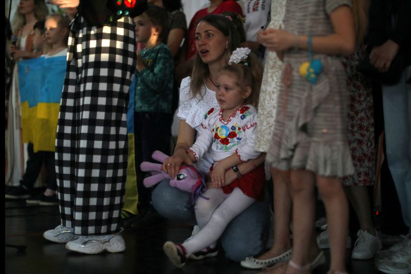 &copy; Reuters. Refugiada ucraniana canta durante cerimônia de boas-vindas aos primeiros refugiados do país na cidade de Prudentópolis, no Paraná, conhecida como 'Pequena Ucrânia'
01/05/2022 REUTERS/Pilar Olivares