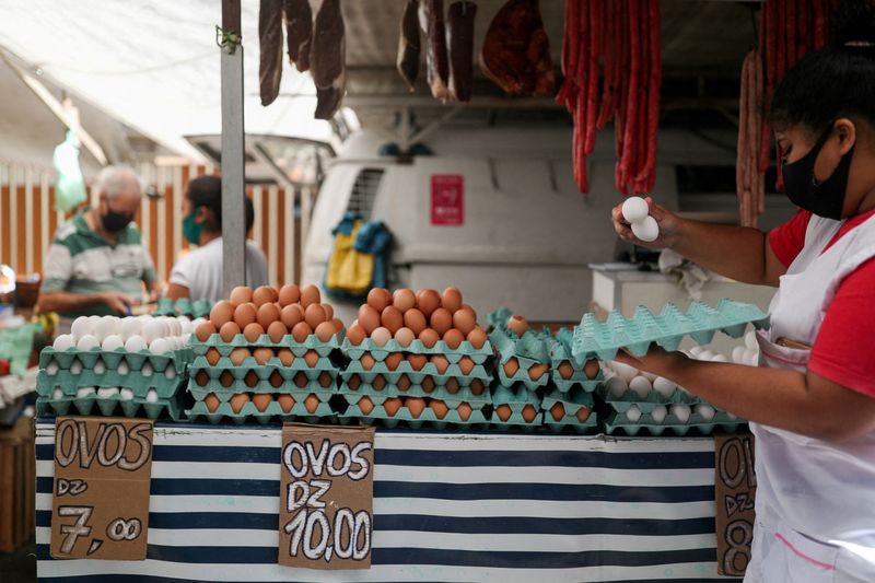 &copy; Reuters. Vendedora segura ovos em feira do Rio de Janeiro
08/07/2021
REUTERS/Amanda Perobelli