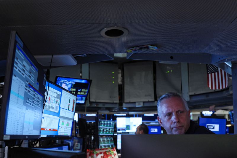 &copy; Reuters. Traders work on the floor of the New York Stock Exchange (NYSE) in New York City, U.S., April 14, 2022.  REUTERS/Brendan McDermid