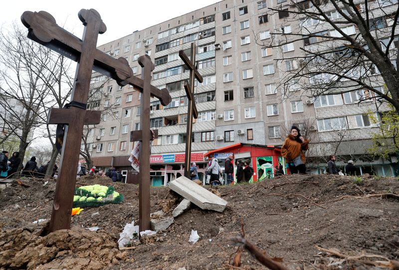 &copy; Reuters. قبور مدنيين قتلوا خلال الصراع بين روسيا وأوكرانيا في مدينة ماريوبول بأوكرانيا يوم 19 أبريل نيسان 2022. تصوير: ألكسندر إرموشينكو - رويترز.