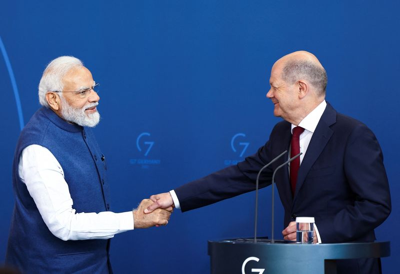 &copy; Reuters. German Chancellor Olaf Scholz and Indian Prime Minister Narendra Modi shake hands as they attend a news conference during the German-Indian government consultations at the Chancellery in Berlin, Germany May 2, 2022. REUTERS/Lisi Niesner 