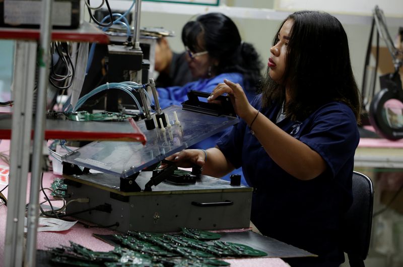 &copy; Reuters. Employees work on printed circuit boards at the assembly line of a factory that exports to the U.S., in Ciudad Juarez, Mexico, July 13, 2017.   REUTERS/Jose Luis Gonzalez