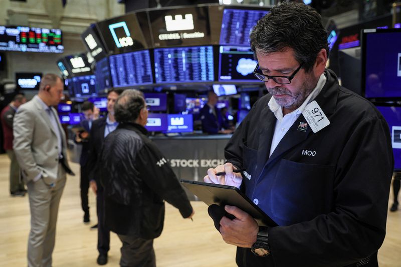 © Reuters. Traders work on the floor of the New York Stock Exchange (NYSE) in New York City, U.S., April 28, 2022.  REUTERS/Brendan McDermid