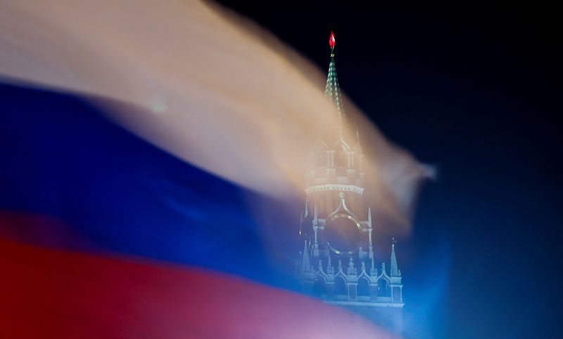 &copy; Reuters. Un bandiera russa davanti alla Torre Spasskaya del Cremlino a Mosca. REUTERS/Maxim Shemetov