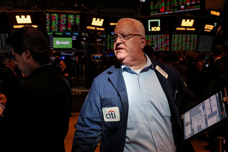 &copy; Reuters. FOTO DE ARCHIVO-Operadores trabajan en el parqué de la Bolsa de Nueva York (NYSE) en la ciudad de Nueva York, Estados Unidos. 28 de abril de 2022.  REUTERS/Brendan McDermid