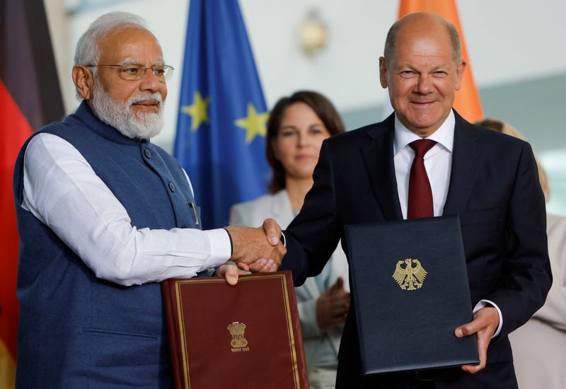 &copy; Reuters. ドイツのショルツ首相は２日、インドとの２国間協力に向けて今後数年間に計１００億ユーロ（約１０５億２０００万ドル）を拠出することを明らかにした。写真はショルツ首相（右）とイ