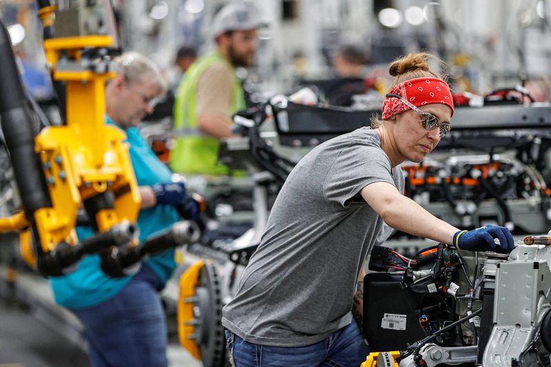 © Reuters. Setor manufatureiro dos EUA desacelera novamente em abril, mostra ISM
11/04/2022
REUTERS/Kamil Krzaczynski